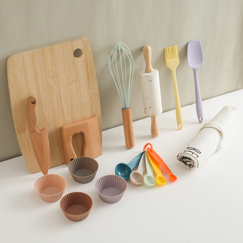 Kids Outdoor Kitchen - Montessori เด็กเล่นชุดครัวแกล้งทําเป็นเล่นชุดของเล่นทําอาหารของเล่น Playset สําหรับเด็กวัยหัดเดินเขียงผ้ากันเปื้อนสําหรับเด็ก